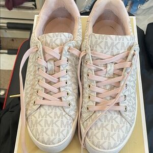 Stylish Women's Sneakers with Pink Accents